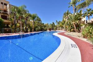 Bazén v ubytovaní Bahia Marinas - Tu hogar con jardín privado! alebo v jeho blízkosti