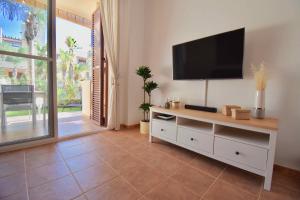 Televízia a/alebo spoločenská miestnosť v ubytovaní Bahia Marinas - Tu hogar con jardín privado!