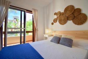 Posteľ alebo postele v izbe v ubytovaní Bahia Marinas - Tu hogar con jardín privado!