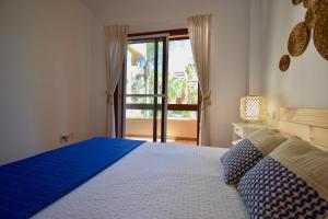 Posteľ alebo postele v izbe v ubytovaní Bahia Marinas - Tu hogar con jardín privado!
