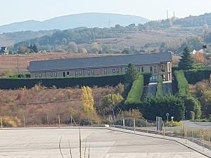 Nespecifikovaný výhled na hory nebo výhled na hory při pohledu z motelu