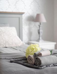 - un plateau avec des serviettes et une plante sur le lit dans l'établissement B&B Villa Aurora, à Hanko