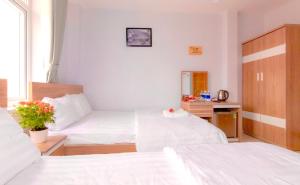 Postel nebo postele na pokoji v ubytování Trưởng Sky Hotel Đà Lạt