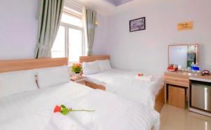 Postel nebo postele na pokoji v ubytování Trưởng Sky Hotel Đà Lạt