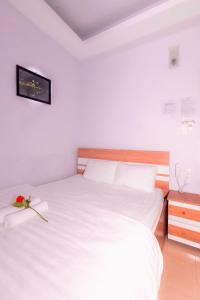 Postel nebo postele na pokoji v ubytování Trưởng Sky Hotel Đà Lạt