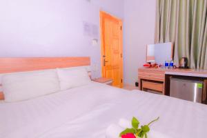 Postel nebo postele na pokoji v ubytování Trưởng Sky Hotel Đà Lạt