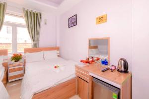 Postel nebo postele na pokoji v ubytování Trưởng Sky Hotel Đà Lạt