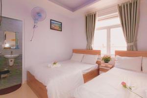 Postel nebo postele na pokoji v ubytování Trưởng Sky Hotel Đà Lạt