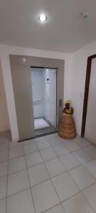 Cette chambre dispose d'un couloir donnant accès à une salle de bains. dans l'établissement Pousada Mar de Maceió, à Maceió