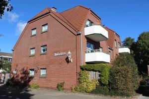 a brick building with a balcony on the side of it at Klein Erna (Apth.Holländerei) in Büsum