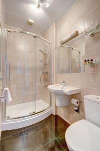 La salle de bains est pourvue d'une douche, de toilettes et d'un lavabo. dans l'établissement The Downs, Babbacombe, à Torquay