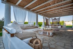 ein Wohnzimmer mit einem Sofa und einem Tisch in der Unterkunft Villa Perla Blanca in Platánion