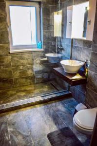 een badkamer met 2 wastafels en een douche bij Vivamus Studio in Braşov