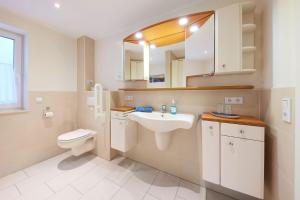 Ένα μπάνιο στο Ferienwohnung im Sonnenhof +5 φωτογραφίες