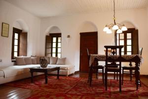 a living room with a couch and a piano at Villa Katerinas in Magoúliana