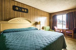 Postel nebo postele na pokoji v ubytování OYO Hotel Holly Springs MS