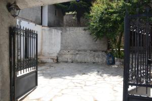 una entrada a un edificio con puerta de hierro en Villa Katerinas, en Magoúliana