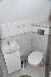 A bathroom at Domek Jaskółka