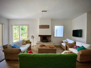 sala de estar con sofá verde y 2 sillas en Villa "Le Giare" en Lecce