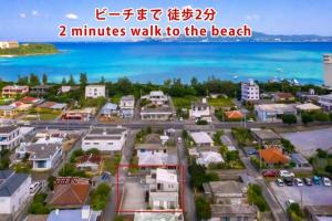 un póster de una ciudad con las palabras a pocos minutos a pie de la playa en Cozy, en Nago