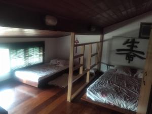 two bunk beds in a room with an asian writing on the wall at CASA EM ÓTIMO CONDOMINIO DE BUZIOS in Búzios +37 photos
