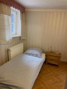 a small bedroom with a bed and a window at Das Häuschen in Duderstadt