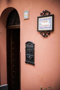 eine Wand mit einem Schild an der Wand in der Unterkunft B&B Cinisi Vacanze in Cinisi