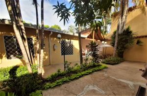 a courtyard of a house with palm trees at Condominio El Portal Casa 3 in Carmen de Apicalá
