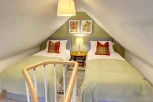 Una cama o camas en una habitación de The Butter Market Overlook - An Exquisite Getaway!