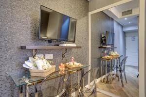 una sala da pranzo con TV a parete di Spagna Boutique a Roma