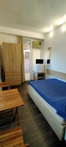 アドレルにあるСириус Апартのベッドルーム1室(ベッド1台、テーブル、窓付)