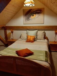sypialnia z łóżkiem z okiem na ścianie w obiekcie Na Łąkie w Szczecinku