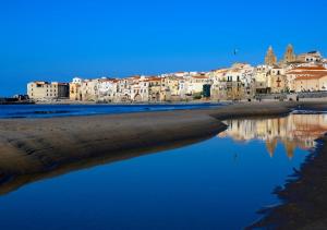 a view of a beach with buildings and water at Alley House in Cefalù