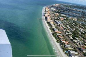 Gallery image of Beach Condo in Gated Complex, Heated Courtyard Pool, Ocean only 1 block away! in St Pete Beach