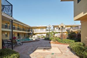 Gallery image of Beach Condo in Gated Complex, Heated Courtyard Pool, Ocean only 1 block away! in St Pete Beach