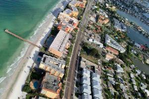 Gallery image of Beach Condo in Gated Complex, Heated Courtyard Pool, Ocean only 1 block away! in St Pete Beach