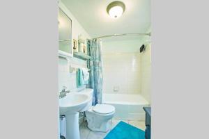 Gallery image of Beach Condo in Gated Complex, Heated Courtyard Pool, Ocean only 1 block away! in St Pete Beach