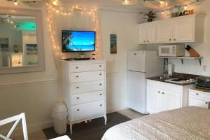 Gallery image of Beach Condo in Gated Complex, Heated Courtyard Pool, Ocean only 1 block away! in St Pete Beach