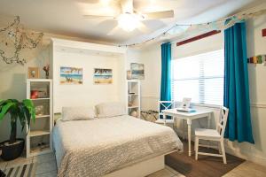 Gallery image of Beach Condo in Gated Complex, Heated Courtyard Pool, Ocean only 1 block away! in St Pete Beach