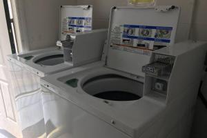 Gallery image of Beach Condo in Gated Complex, Heated Courtyard Pool, Ocean only 1 block away! in St Pete Beach