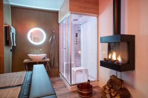 a room with a stove, a refrigerator, and a fire place at Hotel en privé-wellness De Nieuwe Doelen in Middelburg