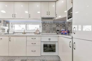 Virtuvė arba virtuvėlė apgyvendinimo įstaigoje Luxury Townhouse Oasis Fanabe (3 bedrooms)