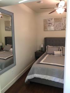 1 dormitorio con cama y espejo en 8th South Apartments, en Salt Lake City