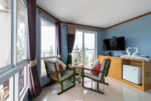 TV a/nebo společenská místnost v ubytování Golden Beach Boutique Resort