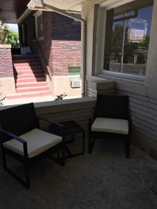twee stoelen en een raam op een gebouw met trappen bij 8th South Apartments in Salt Lake City