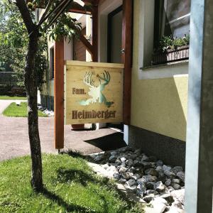 une pancarte pour une maison avec un renne dessus dans l'établissement Ferienwohnung Heimberger - Appartement 2, à Sölling