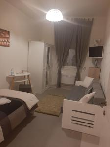 ボローニャにあるResidenza Rialtoのベッドルーム1室(ベッド1台、ソファ、テーブル付)