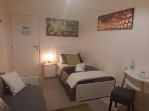 ボローニャにあるResidenza Rialtoの小さなベッドルーム(ベッド1台、椅子付)