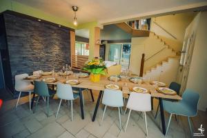 comedor con mesa de madera y sillas en Maison PISCINE INTERIEURE et GARAGE en Troyes