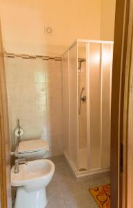een badkamer met een toilet, een douche en een wastafel bij Le Coste Affittacamere in San Lupo